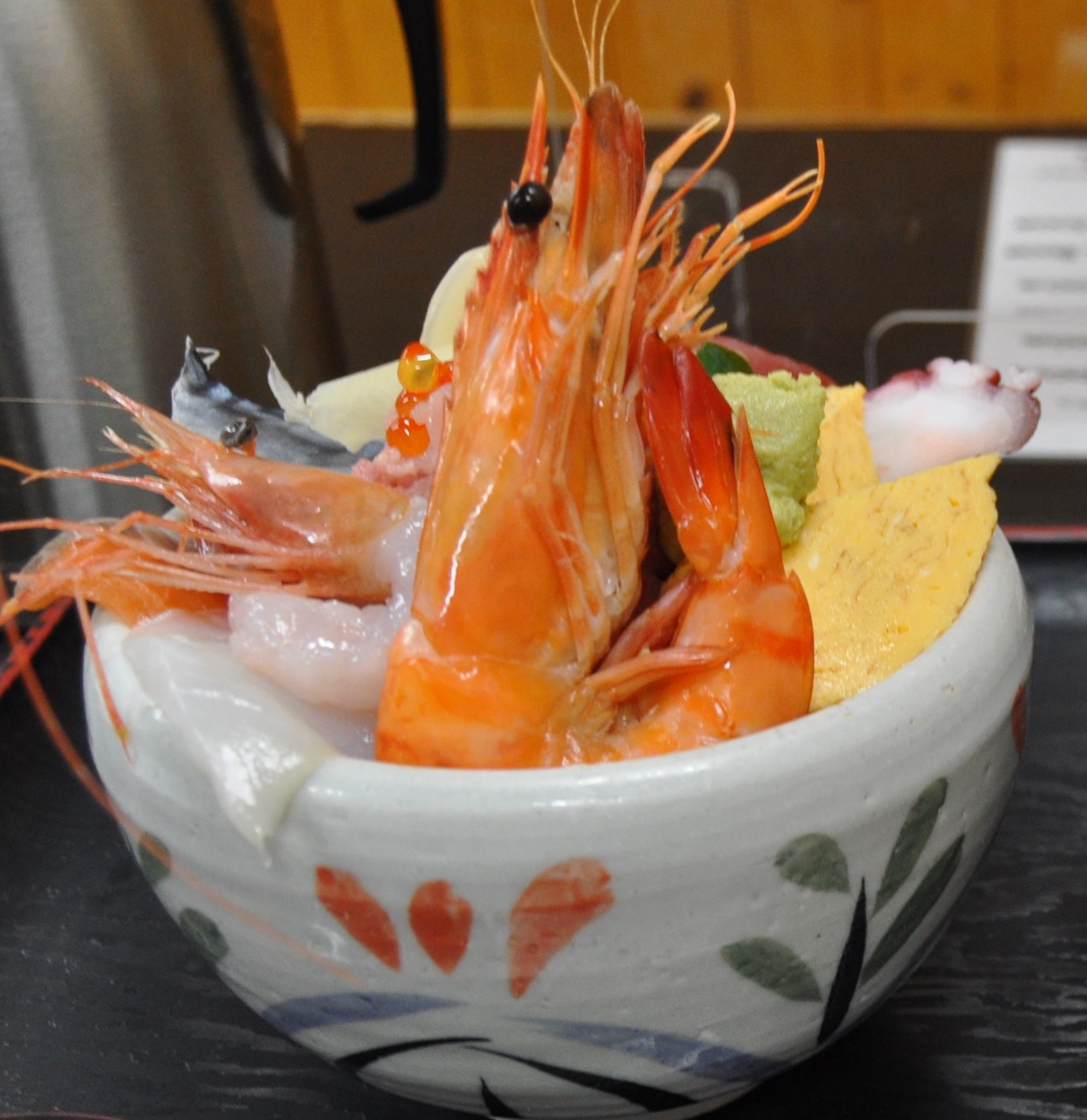 ボリュームたっぷりでインパクトのある海鮮丼